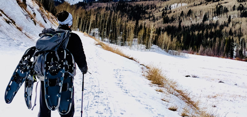 Wandern mit Wanderstöcken im Schnee